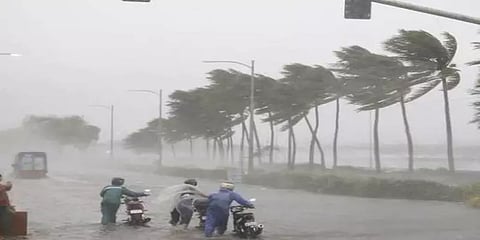 “நாகையில் தாழ்வான பகுதிகளில் வசிப்பவர்கள் முகாம்களுக்கு உடனே வரவேண்டும்”- ஆட்சியர்!