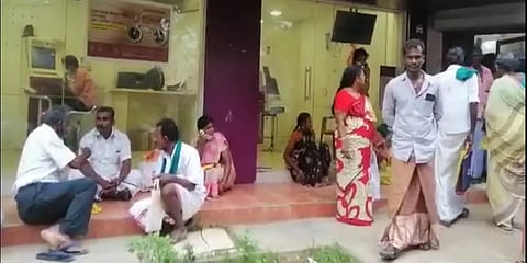 நிவர் புயல் எதிரொலி: பயிர்க்காப்பீடு செய்ய கணினி மையங்களில் குவிந்த டெல்டா விவசாயிகள்