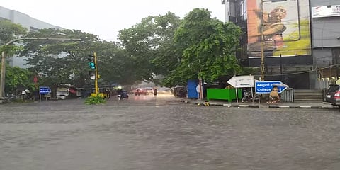 சென்னையில் கொட்டித்தீர்க்கும் கனமழை! - தண்ணீரில் மிதக்கும் சாலைகள்