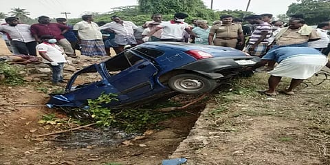 கொடுமுடி அருகே பள்ளத்தில் கார் கவிழ்ந்து விபத்து - 4 பேர் உயிரிழப்பு