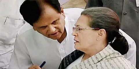 'விஸ்வாசத்துக்கு மறுபெயர்', 'சோனியாவின் வலது கை'; யார் இந்த அகமது படேல்?