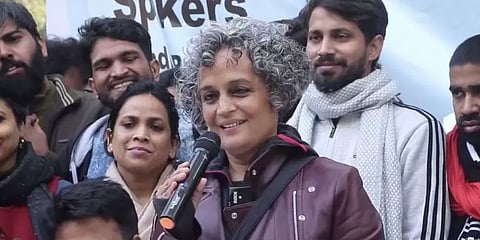 “மிரட்டலுக்குப் பணியாத பல்கலை.”- மீண்டும் புத்தகத்தை சேர்த்ததில் அருந்ததி ராய் மகிழ்ச்சி