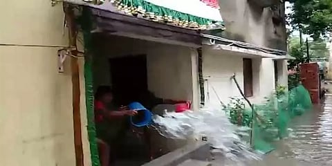 கொரட்டூர் வீட்டுவசதி வாரிய குடியிருப்பு, டிவிஎஸ் நகரில் சாலைகளில் மழைநீர் தேக்கம்