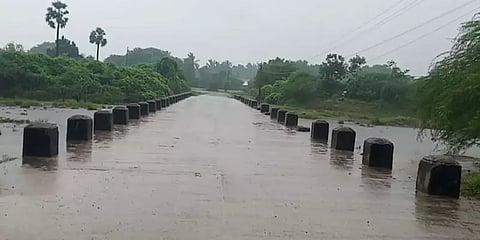 கனமழை காரணமாக தரைப்பாலம் மூழ்கும் அபாயம் : 3 கிராம மக்கள் அவதி