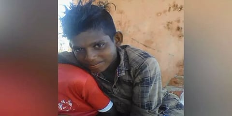 நிவர் புயல் எதிரொலி: மின் கம்பத்தில் மோதி 16 வயது சிறுவன் உயிரிழப்பு