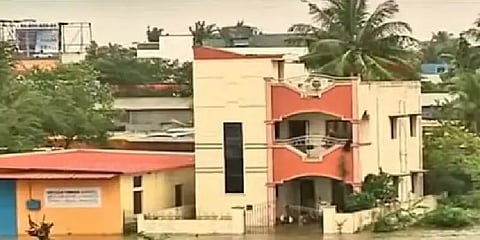 வெள்ளக்காடு.. தரைத்தளம் வரை தண்ணீர்... வீடுகளிலேயே முடங்கிய முடிச்சூர் மக்கள்!