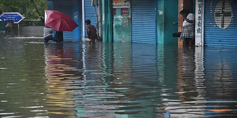 வட சென்னையில் மழை வெள்ளத்தால் இயல்பு வாழ்க்கை பாதிப்பு!
