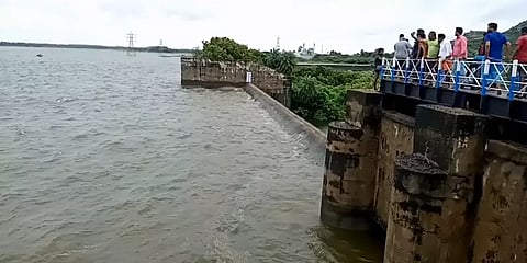 மதுராந்தகம் ஏரியில் ஆபத்தை அறியாமல் செல்ஃபி எடுக்கும் இளைஞர்கள்!