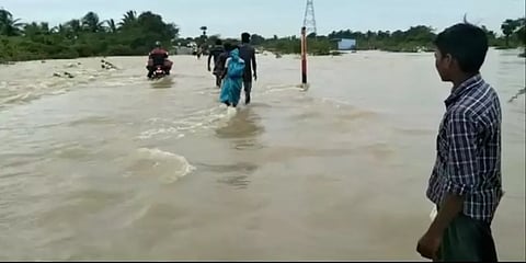 உளுந்தூர்பேட்டை:வெள்ளத்தில் மூழ்கிய தரைப்பாலம்; 10 கிராமங்களுக்கு போக்குவரத்து துண்டிப்பு