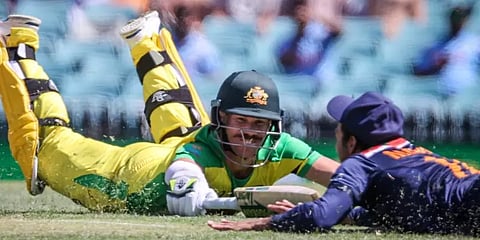 இந்திய பவுலர்கள் திணறல்: வலுவான நிலையில் ஆஸ்திரேலியா !