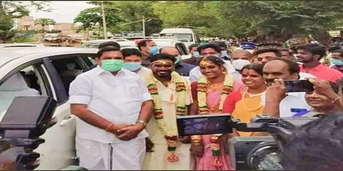 புயல் பாதிப்புகளை பார்வையிடும் வழியில் சாலையில் சென்ற மணமக்களை வாழ்த்திய முதல்வர்