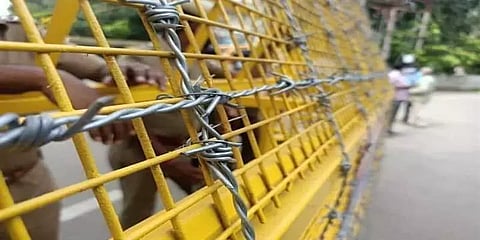 போராட்டக்காரர்களை ஒடுக்க முள்வேலி தடுப்புகள் - விமர்சனங்களால் அகற்றிய கோவை காவல்துறை