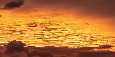 நெருப்பு நதிபோல் காட்சியளித்த மேட்டூர் அந்திவானம் - வைரல் காட்சி