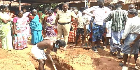 “மயானத்திற்கு செல்ல பாதை இல்லை” - தாயின் உடலை வீட்டின்முன் புதைக்க முயன்ற மகன்