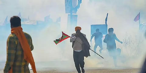 பரபரக்கும் டெல்லி.. தடைகளைத் தகர்த்து முன்னேறிச் செல்லும் விவசாயிகள்.!