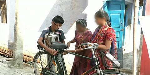 ஆன்லைன் வகுப்பு: செல்போன் வாங்க டீ விற்கும் 8ஆம் வகுப்பு மாணவன்