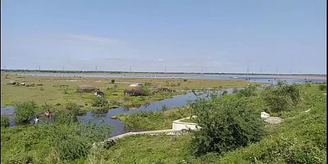 ’’ஊரெல்லாம் மழை.. ஆனா எங்க ஏரி மட்டும் வறண்டு கிடக்கு’’ - கலங்கும் விவசாயிகள்!