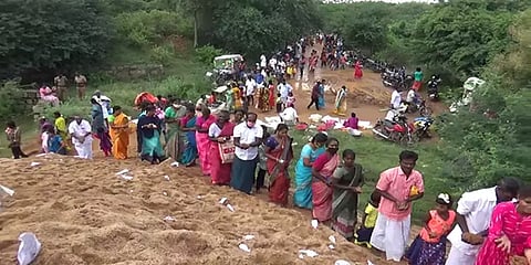 மதுரை: விவசாயம் செழிக்க வேண்டி கண்மாய் மண்ணை குவித்து மக்கள் விநோத வழிபாடு!