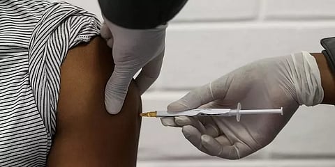 “கொரோனா தடுப்பூசியால் நரம்பியல் பாதிப்பு” -5 கோடி ரூபாய் இழப்பீடு கோரும் தன்னார்வலர்