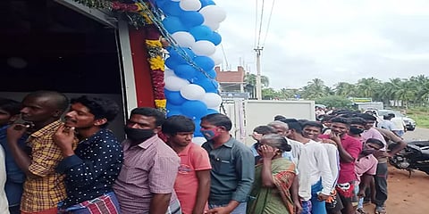 ஐந்து பைசாவிற்கு ஒருகிலோ கோழிக்கறி - திறப்புவிழா அறிவிப்பால் கடையில் குவிந்த மக்கள் அலை