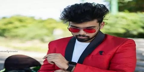 சாலையின் குறுக்கே பாய்ந்த மாடு: பைக் ஓட்டிவந்த வாலிபருக்கு நேர்ந்த சோக முடிவு