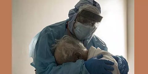 அமெரிக்கா: 'இது முதியவரின் சோகம்' - மனம் உருக வைத்த மருத்துவரின் வைரல் புகைப்படம்!