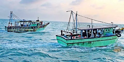 வலுவடையும் புயல்சின்னம்: கரை திரும்பாத 1500 தமிழக மீனவர்கள்!