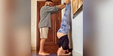 பேறுகாலத்தில் தலைகீழாக சிரசாசனம் செய்த அனுஷ்கா ஷர்மா - வைரல் புகைப்படம்