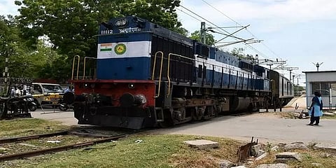 மாலை 4.30-க்கான நெல்லை ரயில் : மதியம் 2.30 மணிக்கே புறப்பட்டு சென்றதால் பயணிகள் தவிப்பு