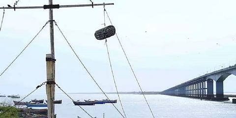 புயல் முன்னெச்சரிக்கை: பாம்பனில் 7-ஆம் எண் கூண்டு ஏற்றம்