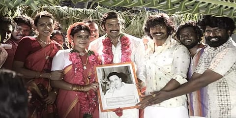 ஆர்யா கையில் எம்.ஜி.ஆர் படம்... பா.ரஞ்சித் குறியீடு? - 'சார்பட்டா பரம்பரை' வைரல் ஆல்பம்!