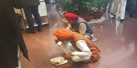 “நாங்கள் உணவு கொண்டு வந்துள்ளோம்” அரசாங்கத்தின் உணவு உபசரிப்பை மறுத்த விவசாயிகள்!