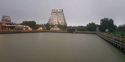 தொடர் கனமழையால் வெள்ளம் சூழ்ந்த சிதம்பரம் நடராஜர் கோயில்! - புகைப்படத் தொகுப்பு