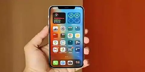 சார்ஜ் நிற்பதில்லை.. பேட்டரியில் சொதப்பும் ஐபோன் 12சீரிஸ்: புலம்பும் பயனாளர்கள்!