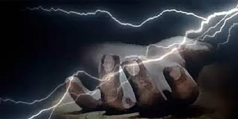 மின்சாரத்தை துண்டிக்காத மின்நிலையம்; பழுது நீக்கச் சென்ற மின் ஊழியர், உதவியாளர் உயிரிழப்பு