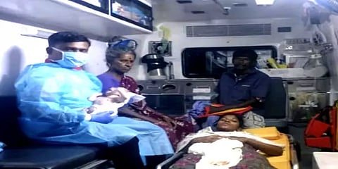 கர்ப்பிணிக்கு திடீரென ஏற்பட்ட பிரசவ வலி: 108 ஆம்புலன்ஸில் பிறந்த ஆண் குழந்தை!