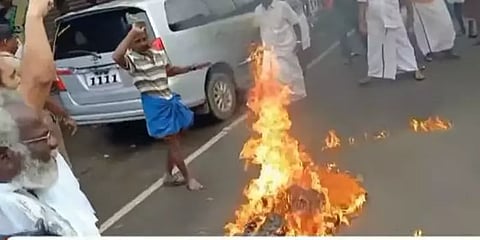 அமைச்சர் ராஜேந்திர பாலாஜி உருவ பொம்மையை எரித்து திமுகவினர் போராட்டம்