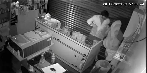 மதுரை: செல்போன் கடையில் நூதனமாக திருடிய கொள்ளையர்கள்; போலீஸ் விசாரணை