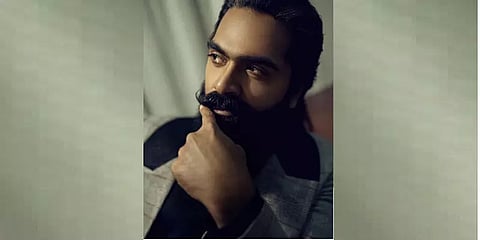 கோட் ஷூட்... தலையில் ஃபங்க்... ஸ்டைலா கெத்தா.. மாஸ் காட்டும் சிம்பு; வைரல் புகைப்படங்கள்!