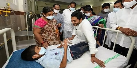 வலிப்பு முதல் நினைவிழப்பு வரை... - ஆந்திரத்தில் பரவும் மர்ம நோயால் தவிக்கும் மக்கள்!