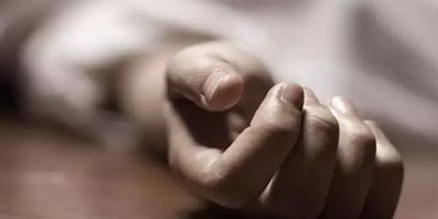 மனைவியை கத்திரிக்கோலால் குத்திக் கொலை செய்துவிட்டு செல்போனில் கேம் விளையாடிய கணவர்!