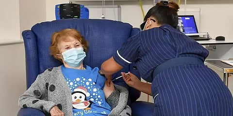 உலகிலேயே முதன்முறையாக பிரிட்டனில் பயன்பாட்டிற்கு வந்தது கொரோனா தடுப்பூசி!