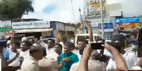 ஆ.ராசாவின் உருவபொம்மையை எரிக்க முயற்சி: ராமநாதபுரத்தில் திமுக -அதிமுகவினர் கடும் மோதல்!