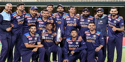 நடராஜன் கையில் கோப்பையை கொடுத்து அழகு பார்த்த கோலி