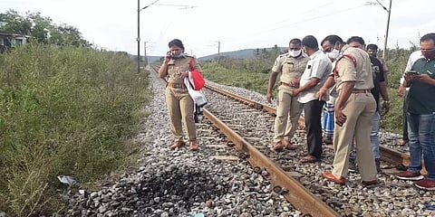 ஆந்திரா தண்டவாளத்தில் மர்மபொருள் வெடிப்பு; பெண்ணுக்கு பலத்த காயம்