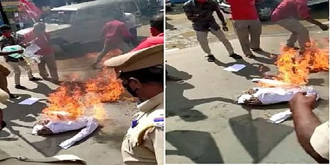 கோவையில் வேளாண் சட்டத்திற்கு எதிராக போராட்டம்: பிரதமர் உருவ பொம்மை எரிப்பு