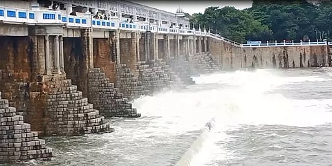 பூண்டி ஏரி நீரால் மூழ்கிய தரைப்பாலம்... ஆபத்தை உணராமல் பயணிக்கும் மக்கள்