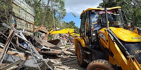 குமுளியில் 30 ஆண்டுகளாக சாலையை ஆக்கிரமித்து இருந்த 35 கடைகள் அகற்றம்