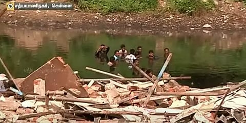 ஆற்றங்கரையோர வீடுகளை அப்புறப்படுத்த அதிகாரிகள் தீவிரம்: கூவத்தில் இறங்கி மக்கள் போராட்டம்!