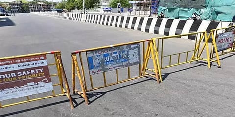 சாலைகளில் உள்ள பேரிகார்டுகளில் தனியார் விளம்பரங்கள் ஏன்? - நீதிமன்றம் கேள்வி